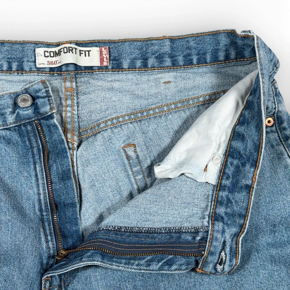 Vintage Levis Jeans Mens 38x32 Blue 560 Comfort Fit Light Wash Tapered Y2K